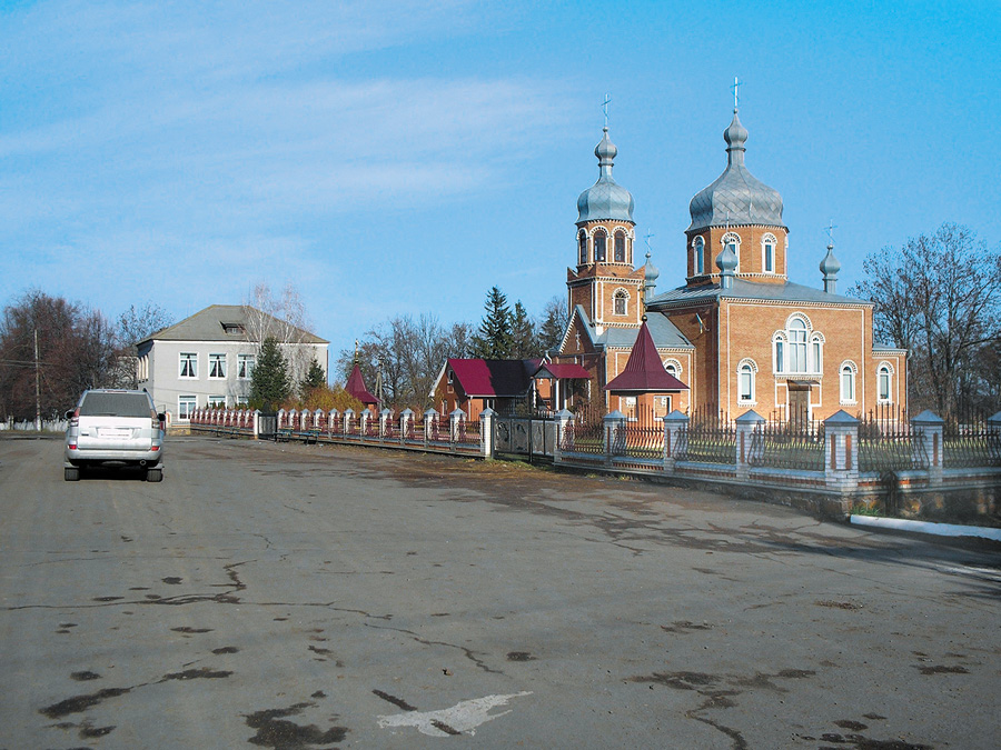 Для людей Сергій Ровишин збудував церкву. Фото автора